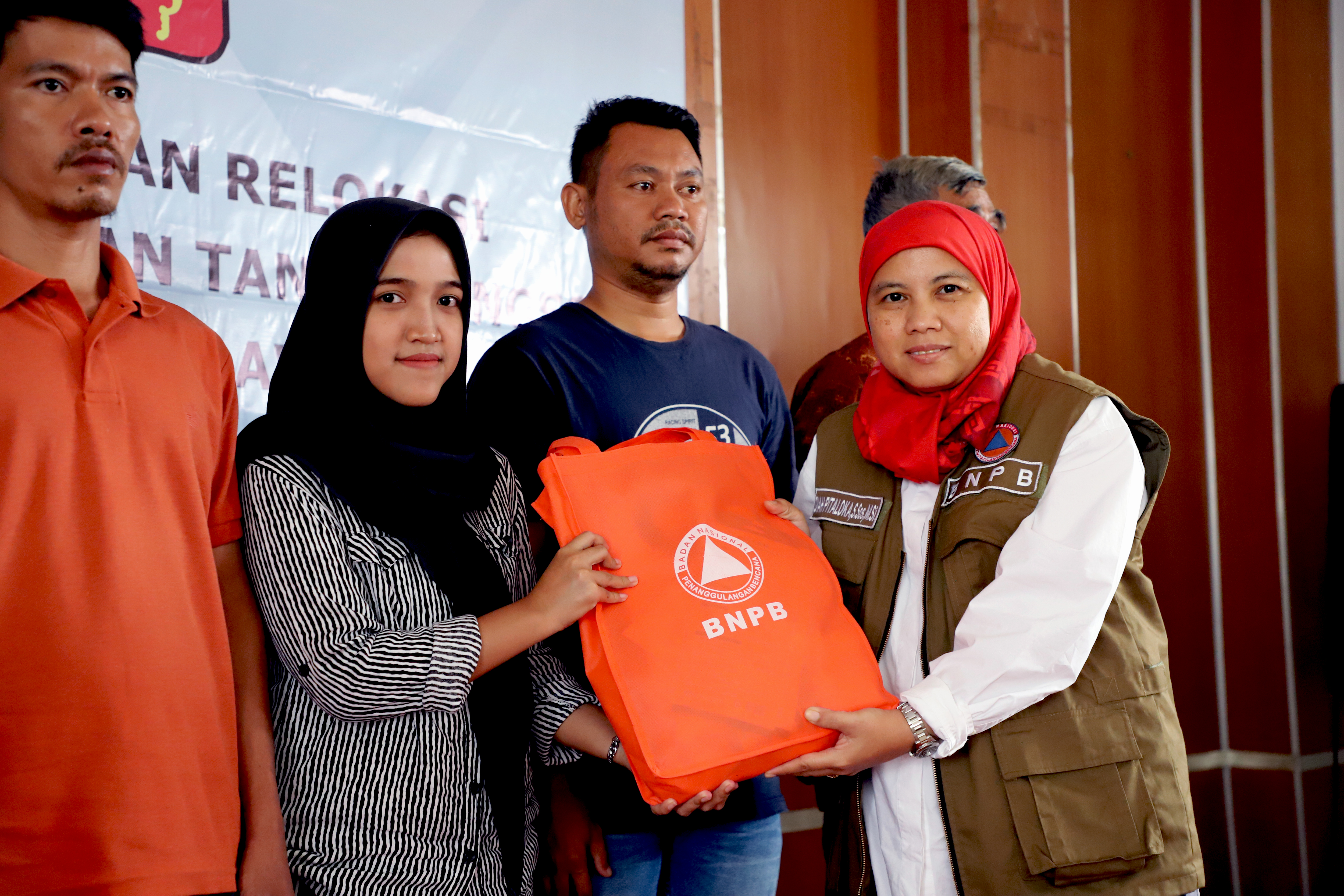 Deputi Bidang Rehabilitasi dan Rekonstruksi bersama Wakil Ketua Komisi VIII DPR RI memberikan secara simbolis paket sembako kepada 40 KK warga terdampak banjir dan Tanah longsor di Kota Bogor.